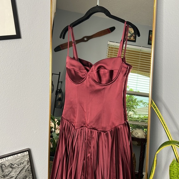 HOUSE OF CB 'Beau' Wine Pleated Midi Dress NWOT - Picture 7 of 10